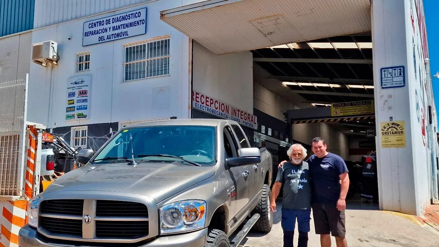 Exterior del taller de Automotor 4x4 con el portón abierto y un Dodge Ram preparado en la puerta