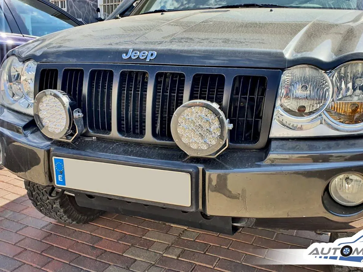 Frontal de un Jeep Grand Cherokee con faros auxiliares montados