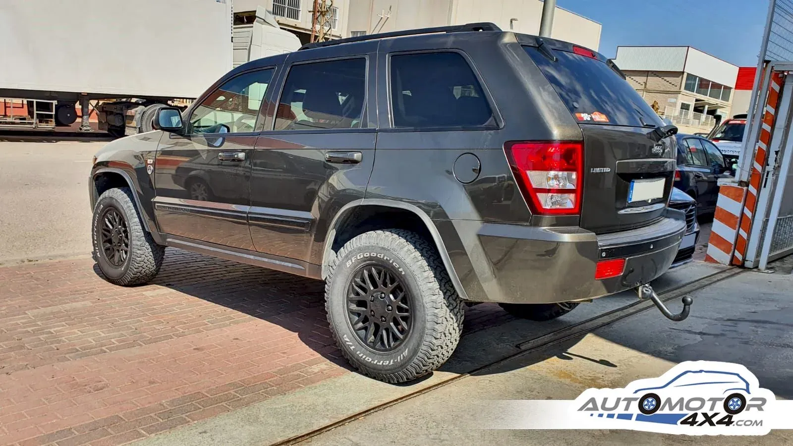 Jeep Grand Cherokee preparado, aparcado en calle