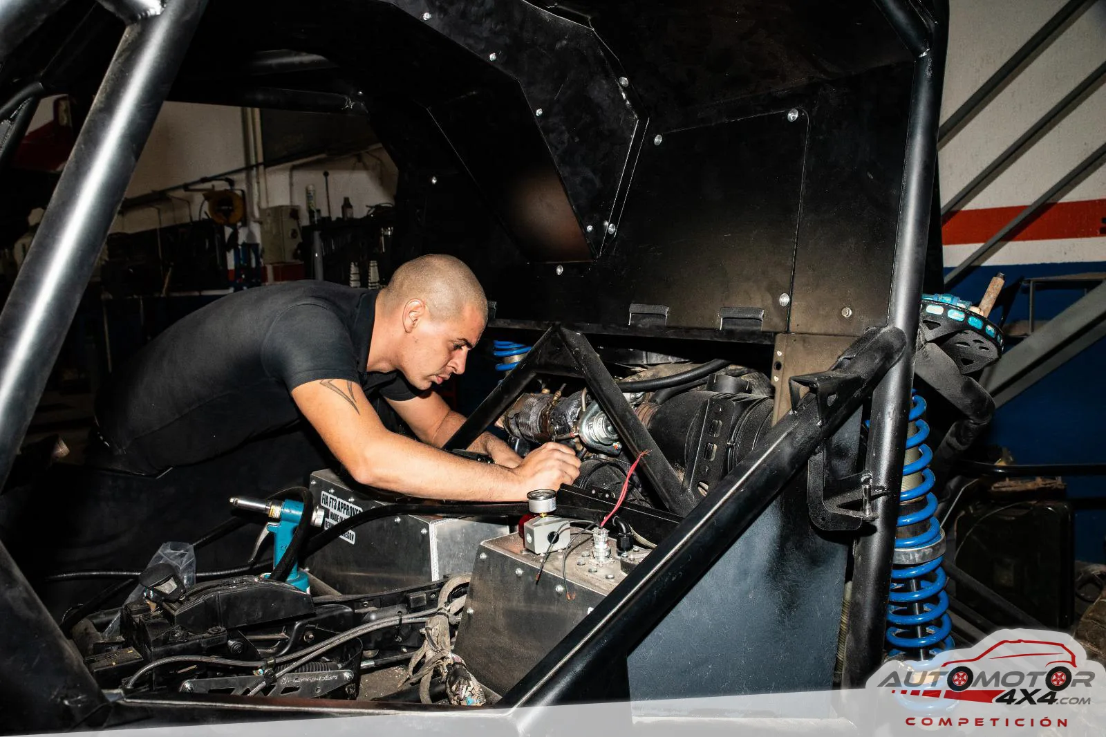 Mecánico del taller trabajando en el vano motor de un prototipo de competición
