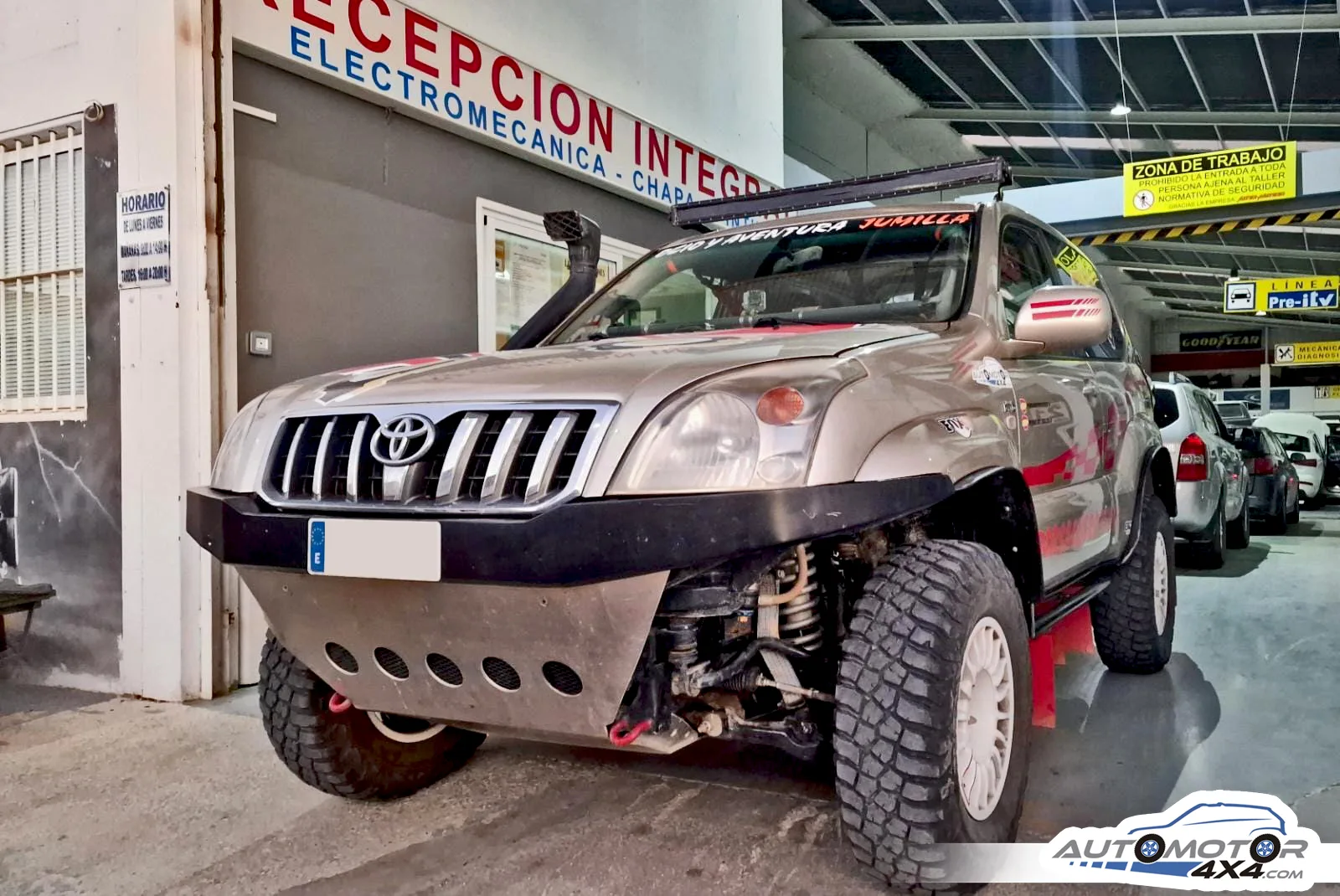 Toyota Land Cruiser de raid en el taller, con defensa delantera, snorkel y barra de faros
